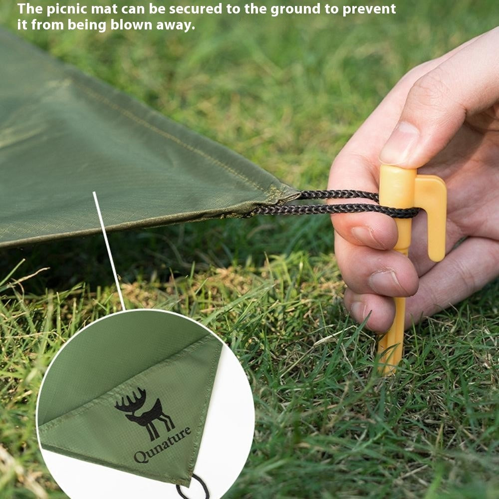 QUNATURE 600073 Portable Outdoor Picnic Blanket 210T Polyester Taffeta Ground Mat with 4 Stakes and Storage Bag