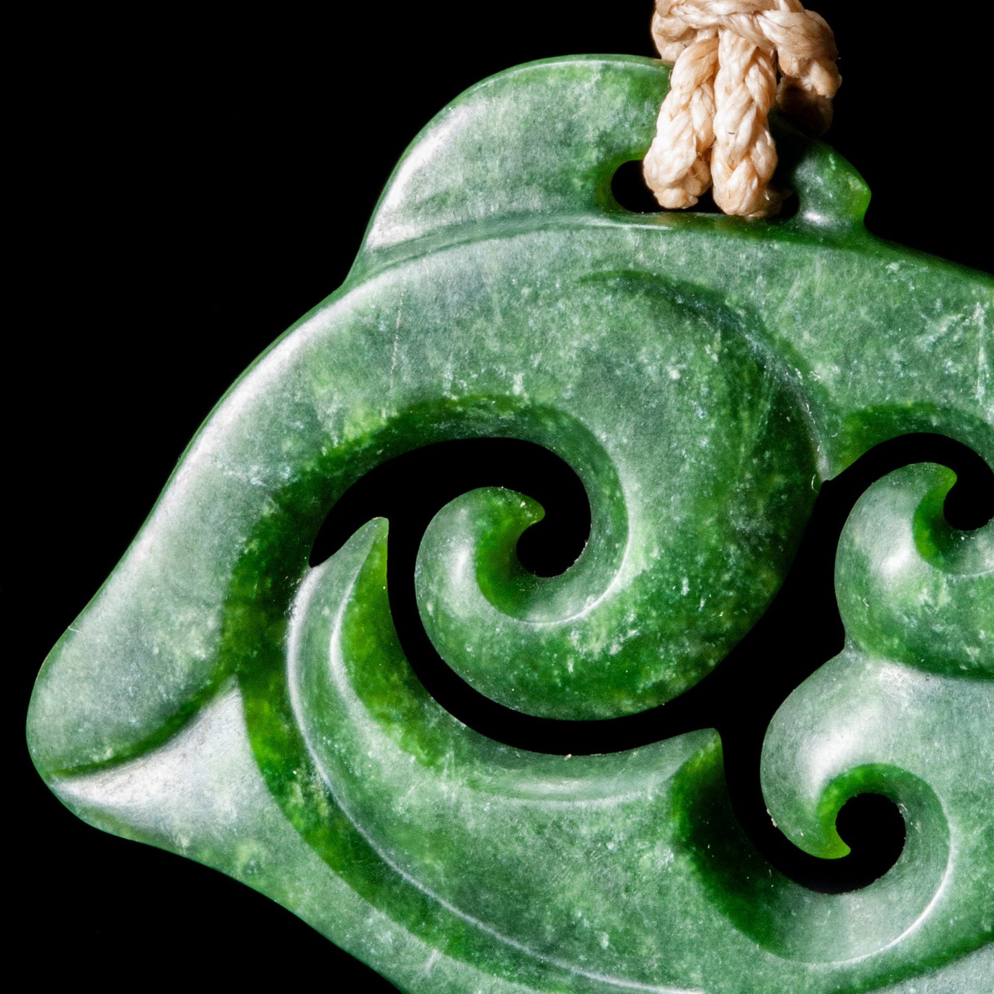 Intricate ngohi (fish) carving by Nick Balme Pendant